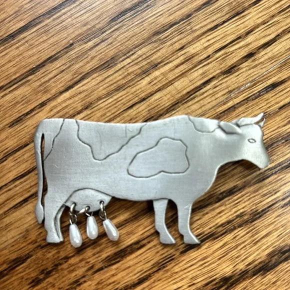 Vintage dairy COW pin/brooch signed JJ silver tone w/ pearl utters. - Picture 2 of 3